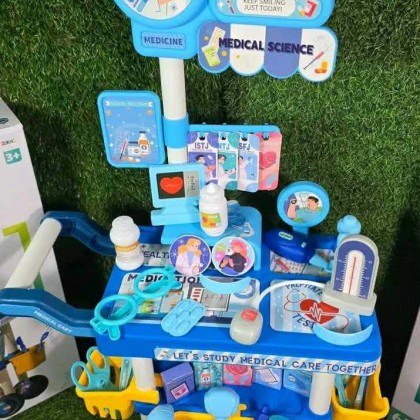 لعبة عربة الطبيب للأطفال تحتوي على 65 قطعة